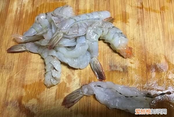 凤尾虾球的做法,油炸凤尾虾的家常做法