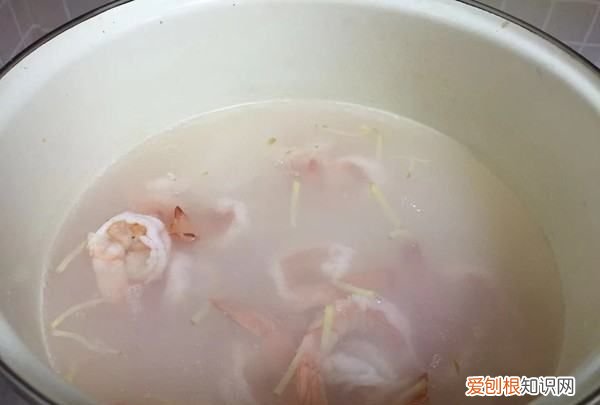 凤尾虾球的做法,油炸凤尾虾的家常做法