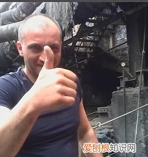 男子徒手劈铁水毫发无损,徒手劈铁水解密