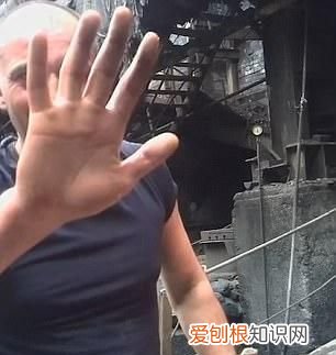 男子徒手劈铁水毫发无损,徒手劈铁水解密