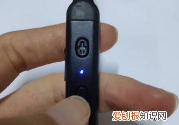 华为蓝牙耳机如何开启开关，华为耳机怎么开机就关机了