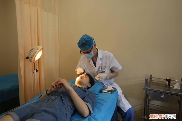 戚薇素颜照对比