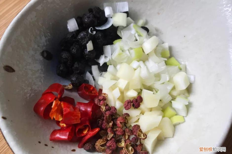 家常红烧鲤鱼简单做法(颜色鲜亮，色香味俱全，肉质软烂适中）