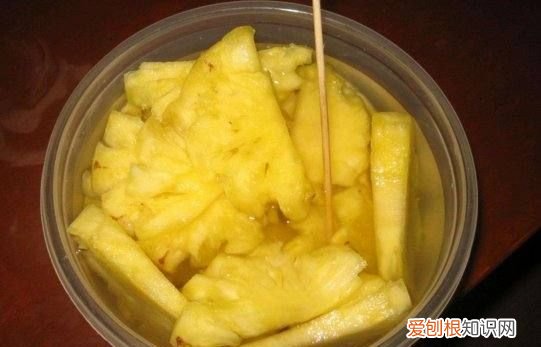 一个菠萝放多少盐泡多久，菠萝放盐水泡多久放多少盐