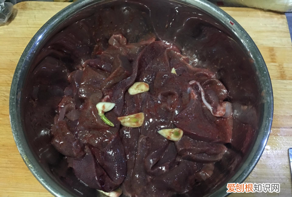 干炒花菜做法，炒花菜时用焯水吗