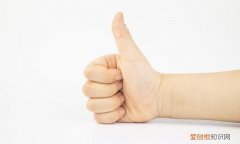 孩子在公共场合哭闹着要东西,怎么办