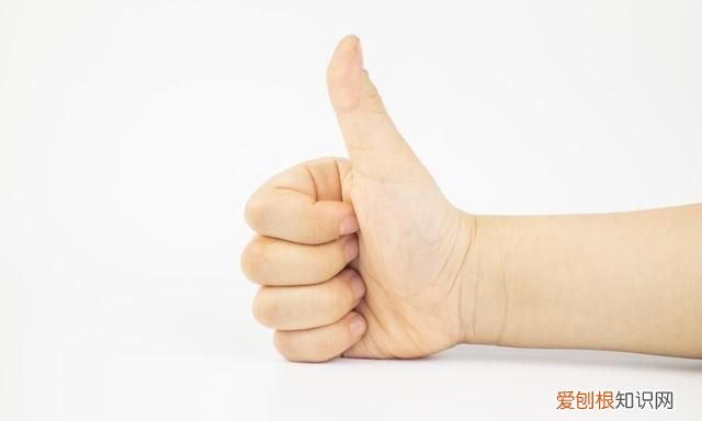 孩子在公共场合哭闹着要东西,怎么办