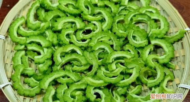 干苦瓜秋冬季节可以泡水喝吗,苦瓜干和什么泡水喝效果比较好