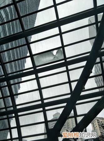 一块玻璃从楼上跳下来会说什么，一块玻璃从楼上掉下来会说什么