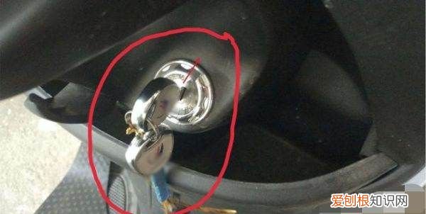 电动车怎么开坐垫盖,电动车坐垫怎么打开