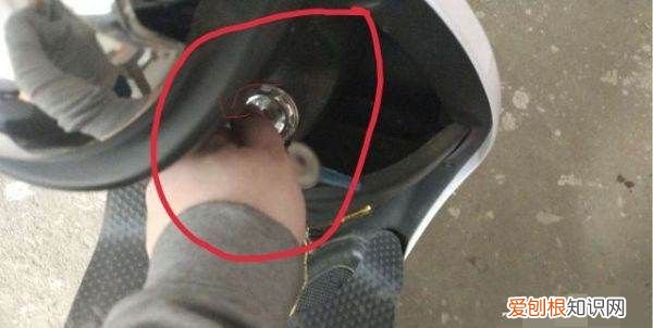 电动车怎么开坐垫盖,电动车坐垫怎么打开