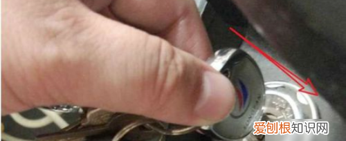 电动车怎么开坐垫盖，电动车坐垫怎么打开