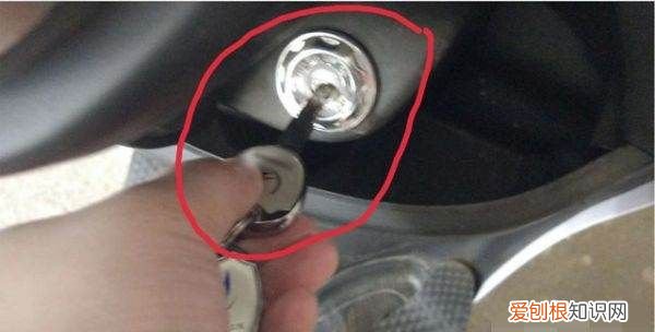 电动车怎么开坐垫盖，电动车坐垫怎么打开