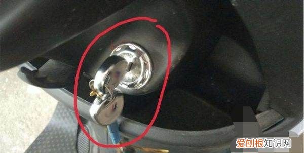 电动车怎么开坐垫盖,电动车坐垫怎么打开