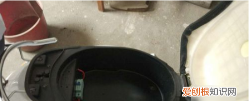 电动车怎么开坐垫盖，电动车坐垫怎么打开