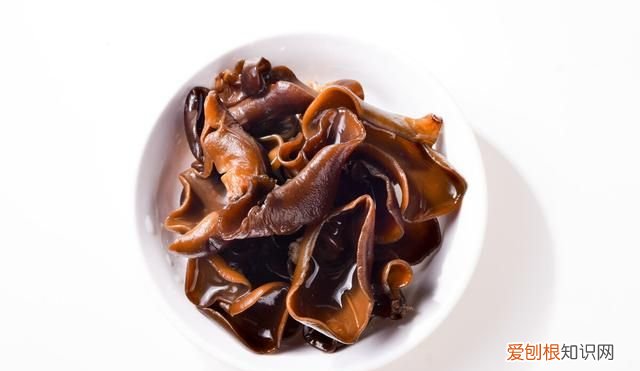 泡发木耳要用冷水还是热水,泡发木耳是用冷水还是热水
