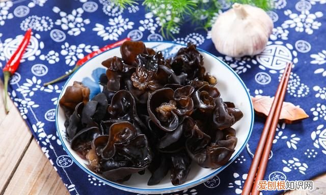 泡发木耳要用冷水还是热水,泡发木耳是用冷水还是热水