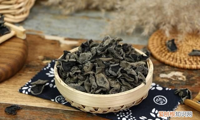 泡发木耳要用冷水还是热水,泡发木耳是用冷水还是热水