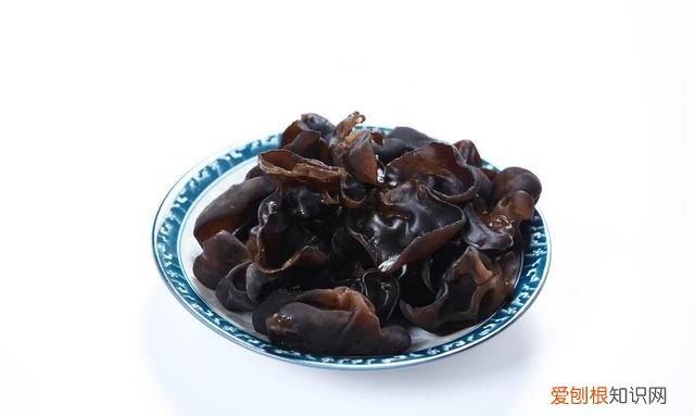 泡发木耳要用冷水还是热水,泡发木耳是用冷水还是热水