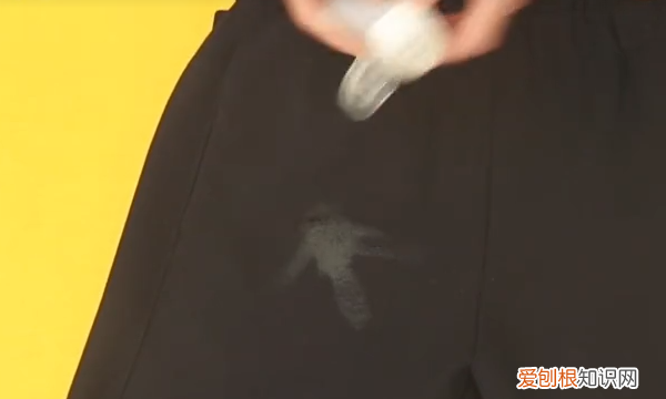 衣服图案胶印怎么去除,怎样才能去除衣服上的油渍