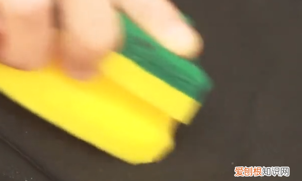 衣服图案胶印怎么去除,怎样才能去除衣服上的油渍