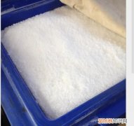 干冰能放冰箱冷冻室吗，干冰化了再放冰箱冷冻这样能返复用