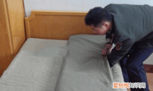 怎么把被子放进行李箱，拿被子放在行李箱里怎么放才不占空间呢