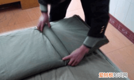 怎么把被子放进行李箱，拿被子放在行李箱里怎么放才不占空间呢