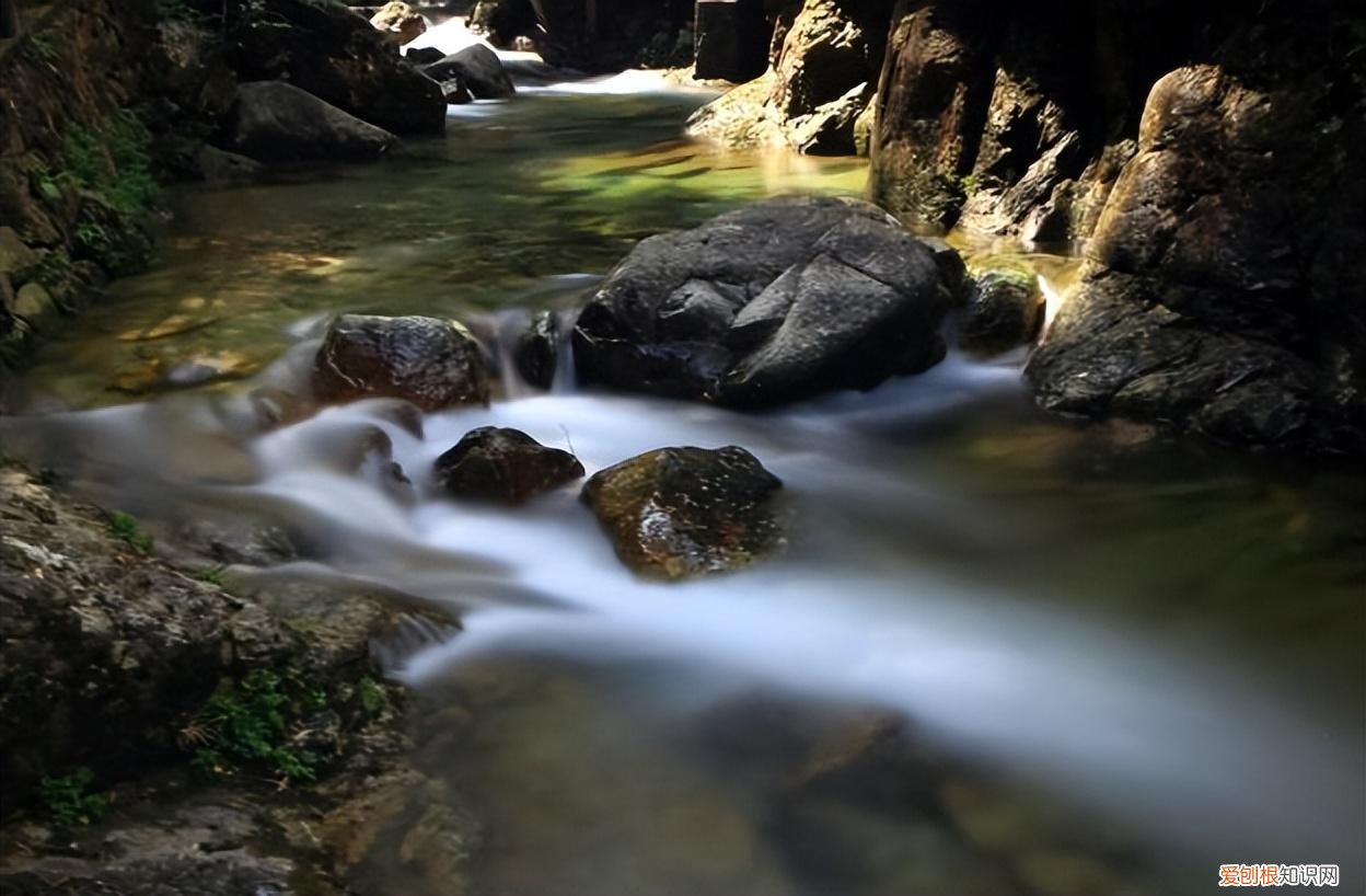浙江有个“江南小九寨”景点,天高云淡风轻氛围引人注目