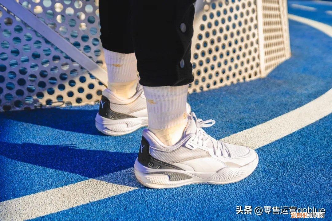 这些年轻人追捧的袜子品牌，能有多好卖？