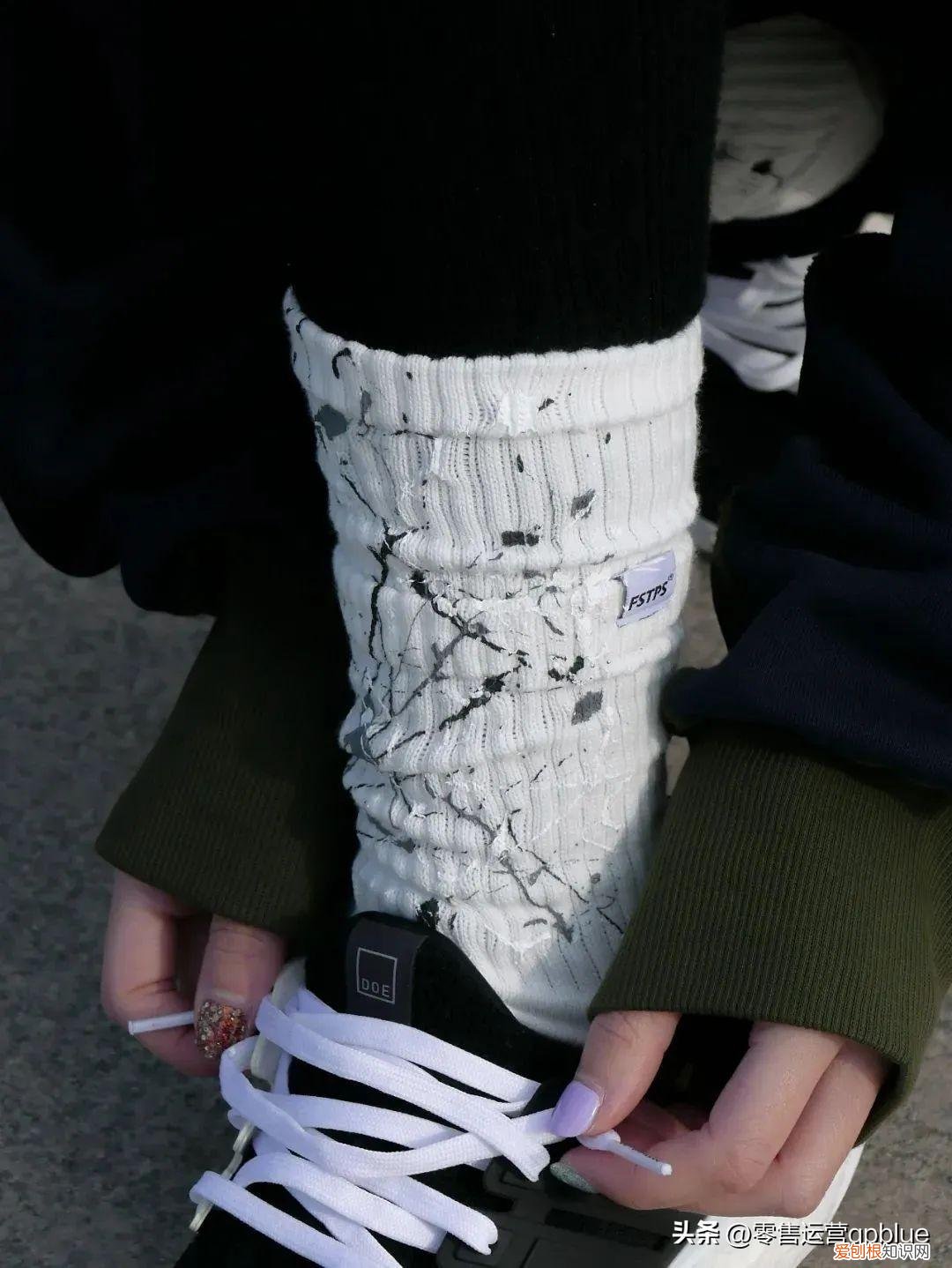 这些年轻人追捧的袜子品牌，能有多好卖？