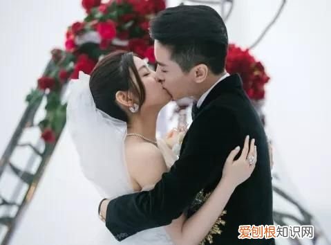 明星拍戏的时候会假戏真做,我相信明天总会有阳光是什么歌