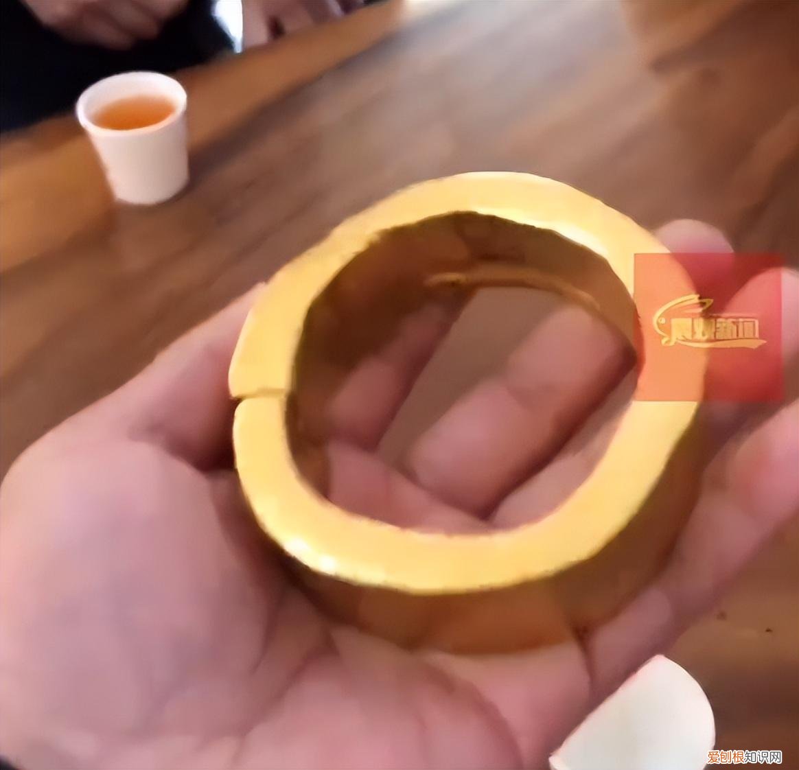 90岁老人随身携带4斤金手镯遛弯