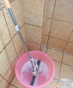 84消毒液拖地用哪个，84消毒液拖地后需要用清水再洗吗