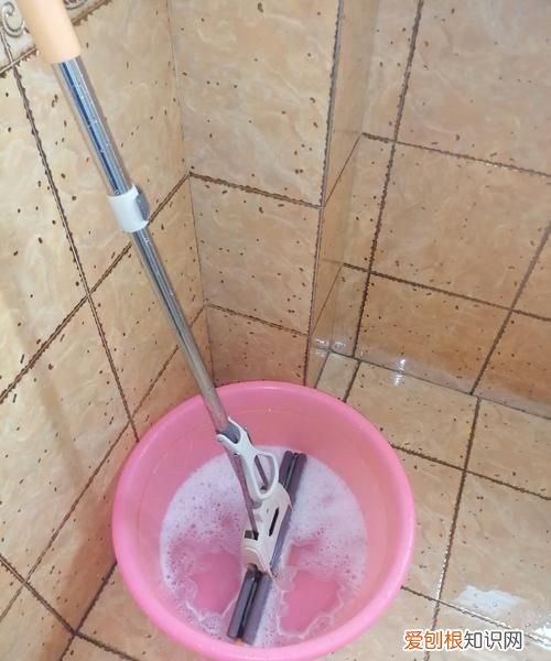 84消毒液拖地用哪个，84消毒液拖地后需要用清水再洗吗