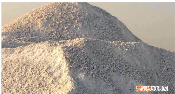 石灰遇水会产生什么反应，生石灰加水生成什么气体