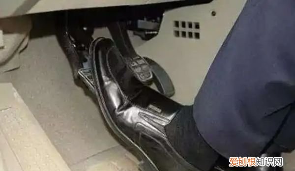 紧刹车的做法是什么，汽车紧急制动是指什么