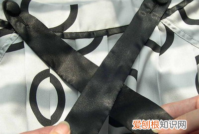 衬衫如何打蝴蝶结，衬衣领口只有一根带子上面有一个扣眼怎么用