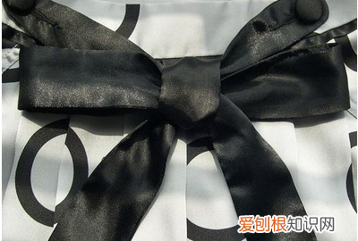 衬衫如何打蝴蝶结，衬衣领口只有一根带子上面有一个扣眼怎么用