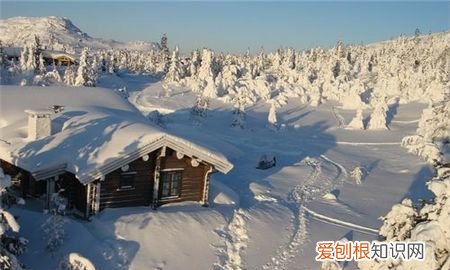 冬天下雪后,屋顶哪面的雪先融化