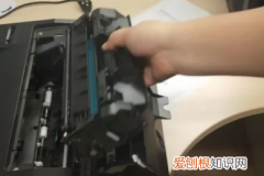 如何给打印机加墨，打印机没墨了怎么加墨粉视频教程