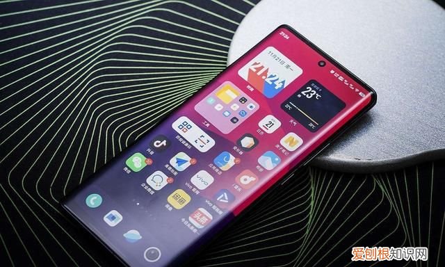 买手机哪个牌子性价比最高,现在买手机最尴尬到底该选哪一款