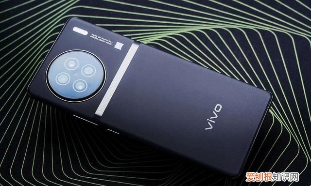 买手机哪个牌子性价比最高,现在买手机最尴尬到底该选哪一款