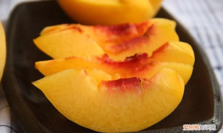 黄桃怎么切开不会变黑,黄桃切了怎么保存才不会变色