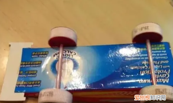 怎么用纸箱做小汽车，纸盒制作小汽车教程视频