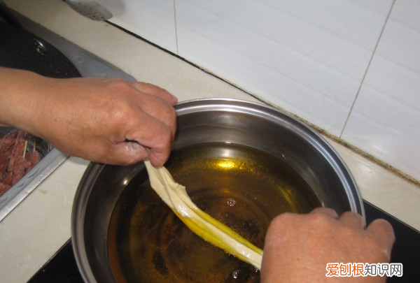 炸油条家庭做法，怎么做炸油条炸出油条又好吃又软和