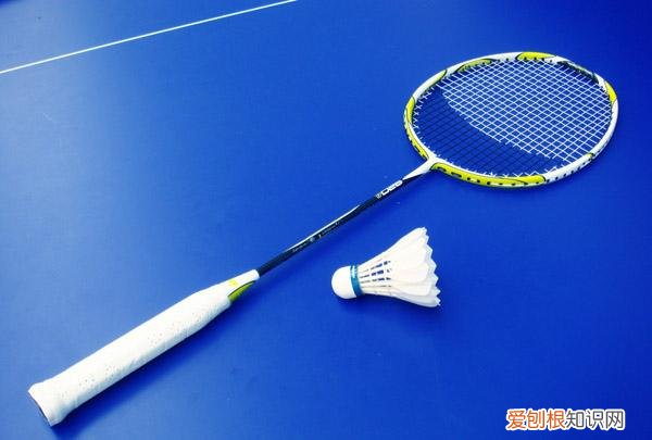 如何挑选合适的羽毛球拍?