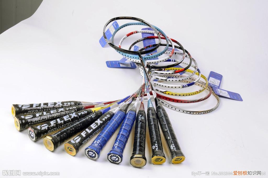 如何挑选合适的羽毛球拍?