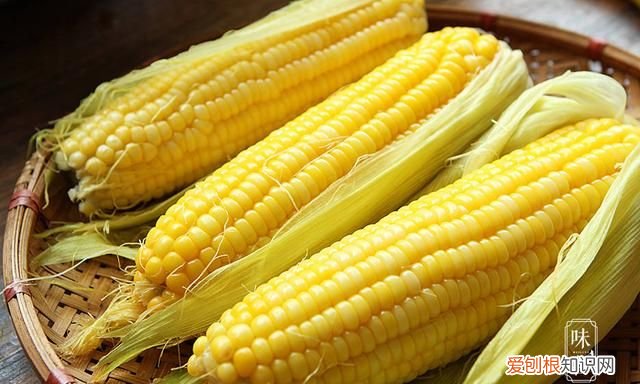 煮玉米,用清水是“外行”,多加2样东西,玉米香甜软糯,真实用