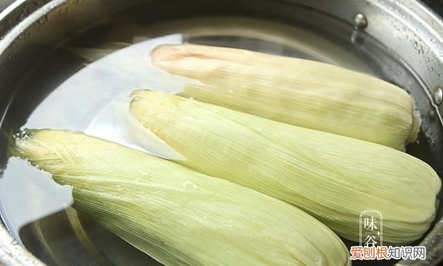 煮玉米,用清水是“外行”,多加2样东西,玉米香甜软糯,真实用